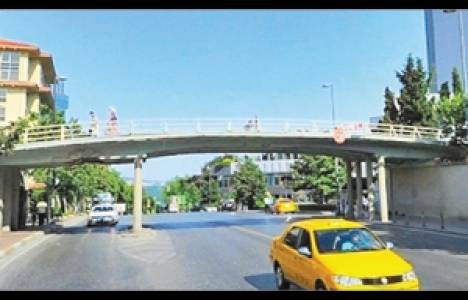  Taksim Kadırga Caddesi'ndeki 70 yıllık köprü yıkıldı!