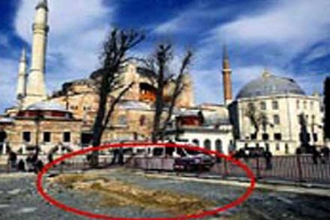 Sultanahmet'teki kaldırım kazısından Mimar Sinan imzalı tarihi çukur çeşme ortaya çıktı!