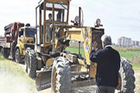 Çukurova Üniversitesi Rektörü Alper Akınoğlu, arazi için polisin ve iş makinelerinin önüne dikildi!