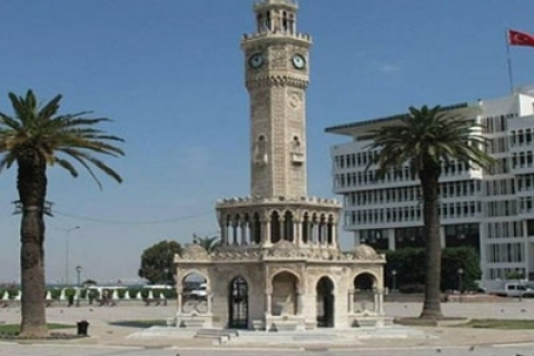  İzmir'de tarihi Saat Kulesi'ne zarar verildi!