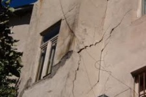 Maltepe'de iş makinesinin titreşimi binaları çatlattı!