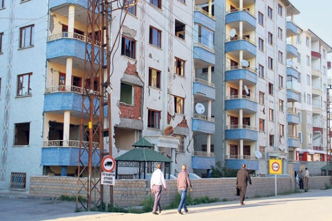 Vali Topaca: Kocaeli'de orta hasarlı 3 bin 751 bina var!