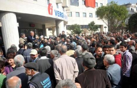 2B hak sahipleri Antalya Defterdarlığı önünde eylem yaptı! 