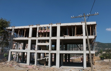 Mudurnu'da içinden telefon hattı geçen inşaat tamamlanamıyor!