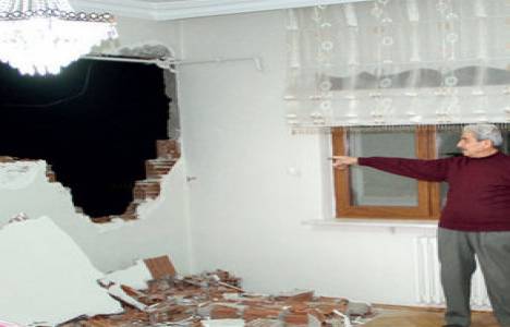 Elazığ'da yıkım çalışması sırasında bitişik bina zarar gördü!