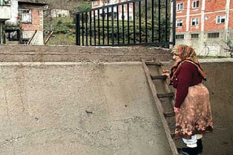 Çaykent'te derenin yanına dikilen duvar eve giriş çıkışları engelliyor!