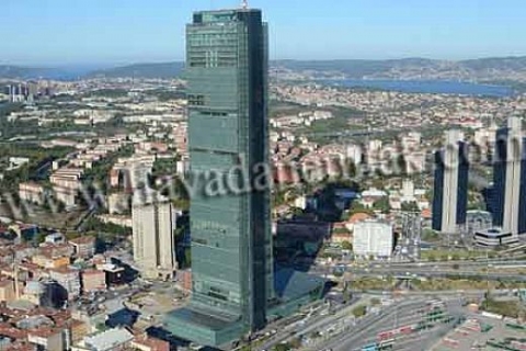 İstanbul Sapphire Çarşı, 1. yaşında Mercedes C-180 veriyor!