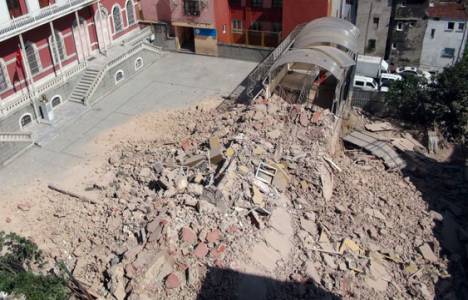 Beyoğlu'nda eski bina yıkım çalışmaları sırasında çöktü!