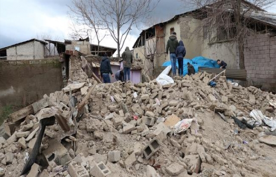 Elazığ'da iki katlı kerpiç ev çöktü!