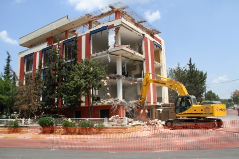  Sultanbeyli Belediyesi, eski hizmet binasını yıkıyor!