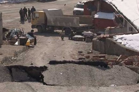 Ankara Mamak'ta zemini kayan mahalle boşaltılıyor!