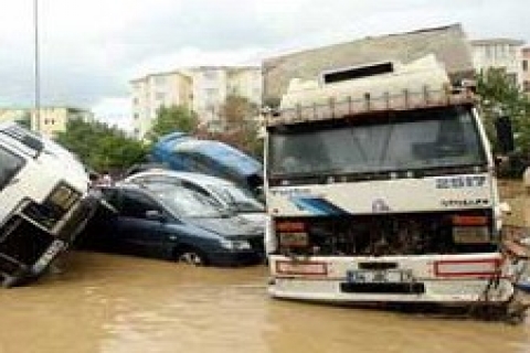 Kızılırmak taştı, iş makineleri suyun içinde kaldı!