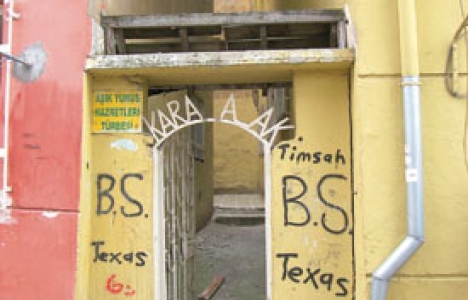  İki apartman arasındaki Aşık Yunus Türbesi'ne düzenleme geliyor! 