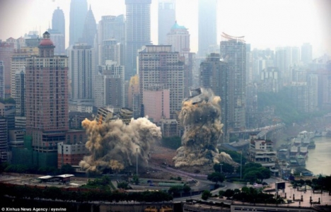  Chongqing'in simgesi iki bina aynı anda yıkıldı!