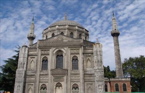 Pertevniyal Valide Sultan Camii resotore sonrasında hasar gördü!