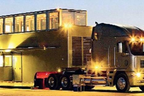 Ashton Kutcher için 1100 metrekarelik tekerlekli saray kiralandı!