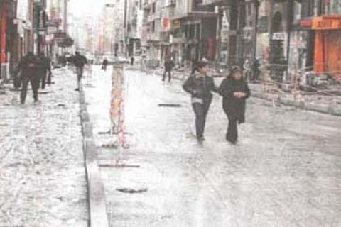 Laleli Mesihpaşa Caddesi kar yağınca bataklığa döndü!