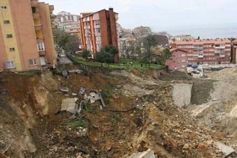 Zonguldak'ta 16 ailenin yaşadığı yıkılma tehlikesi olan bina için tahliye uyarısı!