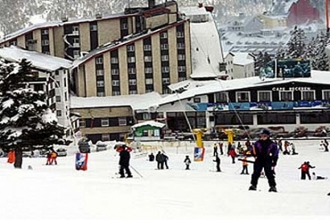 Ali Ağaoğlu'nun çocukları Sena ve Alican Uludağ'daki otellerinde tatil yapıyor!