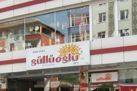 Baklavacı Güllüoğlu'na ait Bakırköy'deki 8 katlı bina 5 milyon TL'ye icradan satılık! 