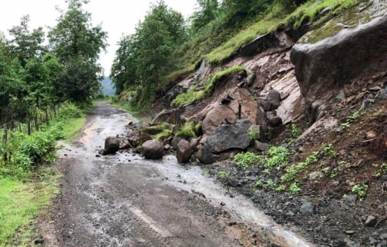 Ordu Ünye de heyelan tehlikesi: 2 ev boşaltıldı, 10 yapı tehlikeli!