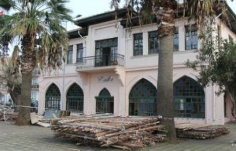 Karamürsel'de tarihi binada çökme meydana geldi!