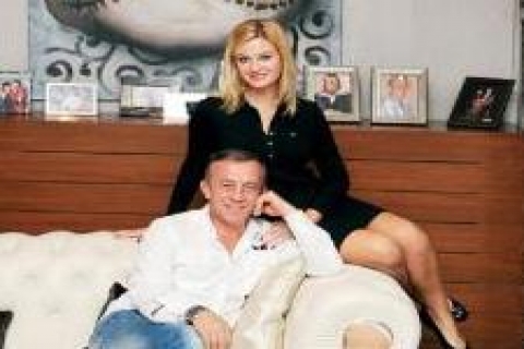 Ali Ağaoğlu Güvenli Annelik Projesi'ne ev bağışladı