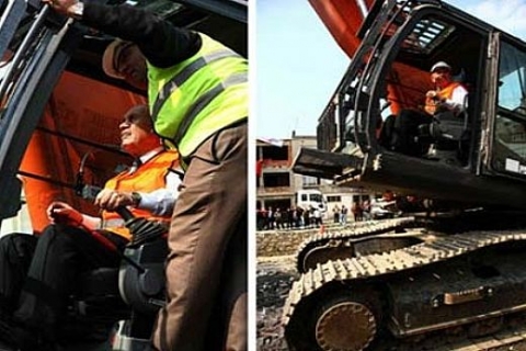 Kadir Topbaş Silivri Boğluca Deresi'ndeki evlerin yıkımına ilk kazmayı vurdu!