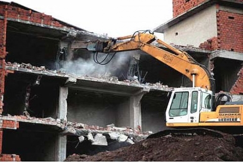 Ataşehir'de ruhsatsız ve ruhsata aykırı binalara yıkım işi yapılacak!