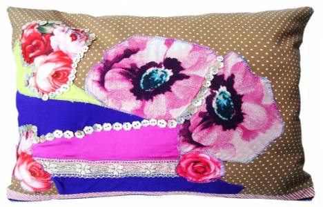 Katzze el yapımı çiçekli yastıklarını satışa sundu!
