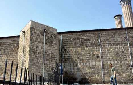 Ahmet Altıparmak'tan Erzurum Çifte Minareli Medrese talimatı!