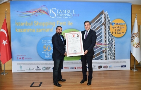 Ege Yapı, İstanbul Shopping Fest ödülü 1+1 daireyi teslim etti!