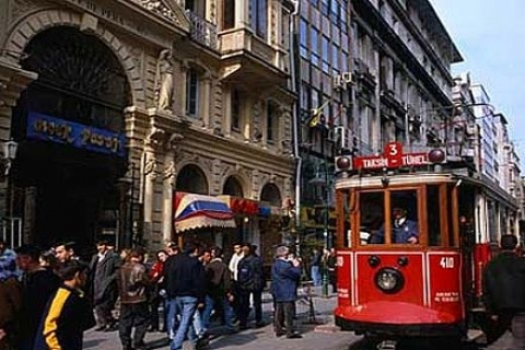 Pera'nın zamana yenilmeyen dükkanları!