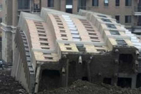 Çin'de 13 katlı apartman devrildi