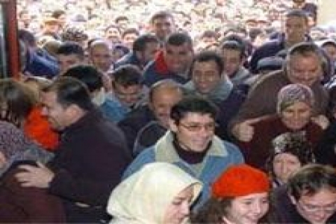 Kütahya'daki mobilya mağazasında izdiham yaşandı