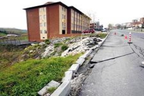 Yaşar Acar Fen Lisesi'nin zemini kayıyor!