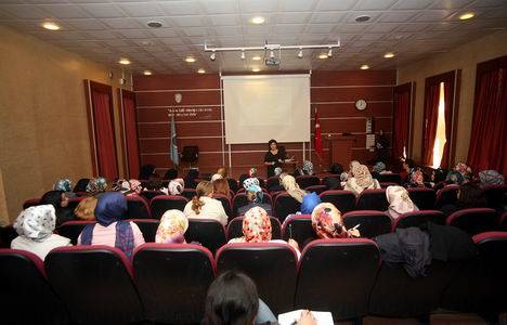 Anne Üniversitesi mezunlarına diplomalarını Ayşenur İslam verecek!