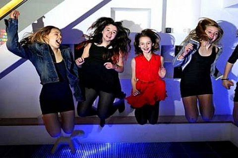 İngiliz Claire Farrow-Ian Hogarth çifti 2.86 milyon TL'ye çocukları için evine disko yaptırdı!