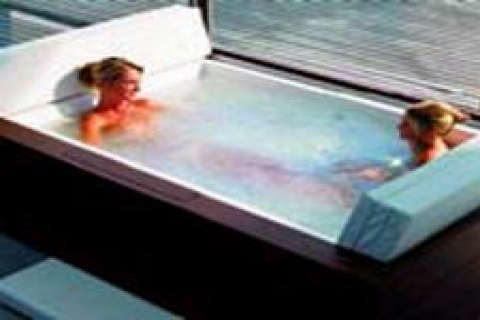 Duravit'ten terasta ya da bahçede masajlı havuz keyfi