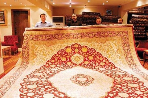 24 metrekarelik ipek halı, tam 6 yılda dokundu!