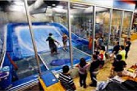 ABD'de mal satamayan mağaza suni sörf merkezi oldu