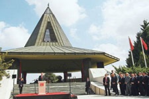 Topkapı'daki anıt mezar, yıllar sonra onarılacak!