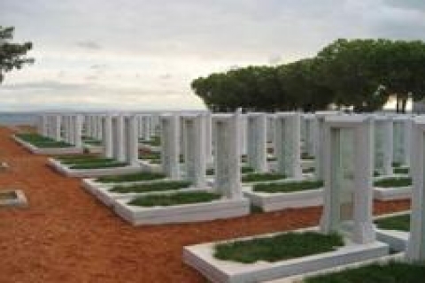 Bitlis'teki şehitliğin mermerleri yenilendi