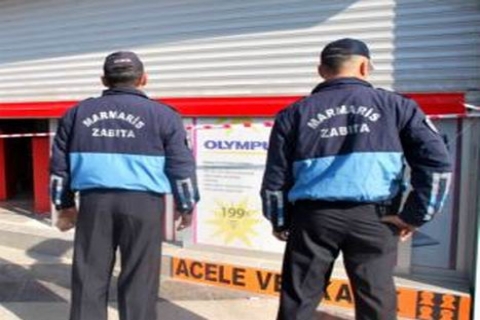 Marmaris'teki Taşlık İşhanı, 11 yıldır 2 kolonu eksik duruyormuş! 