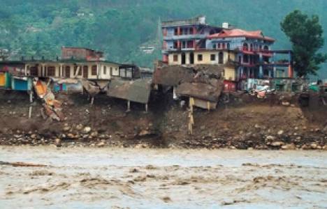 Ganj Nehri'nin taşmasıyla yüzlerce ev yıkıldı!