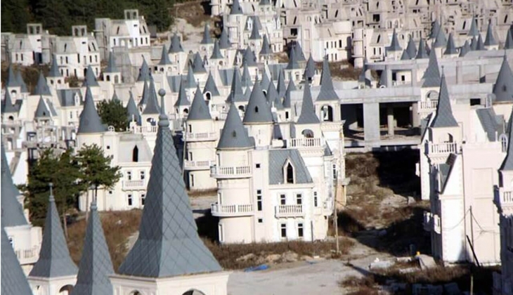 Depremzedelere açılsın denmişti! Şato villaların sahibi açıkladı: İnşaat tamamlanmadı, altyapı, su, ısıtma yok! 