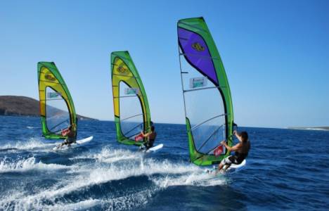 Alaçatı'da her yıl yaklaşık 10 bin kişi rüzgar sörfü eğitimi alıyor!