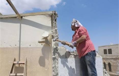 Münzir Hicazi yıkım ücreti ödememek için evini kendi yıktı!