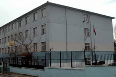 Ümraniye Nevzat Ayaz Lisesi'nin yıkım kararı var ama öğrenim devam ediyor!