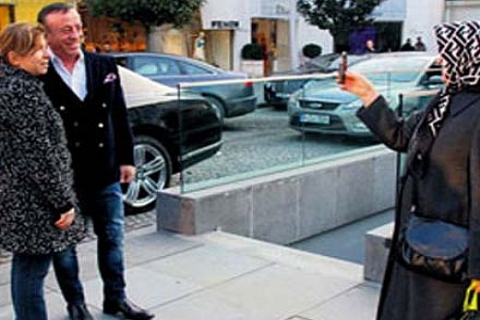 Ali Ağaoğlu İstinyepark'ta hayranlarının ilgisiyle karşılaştı!